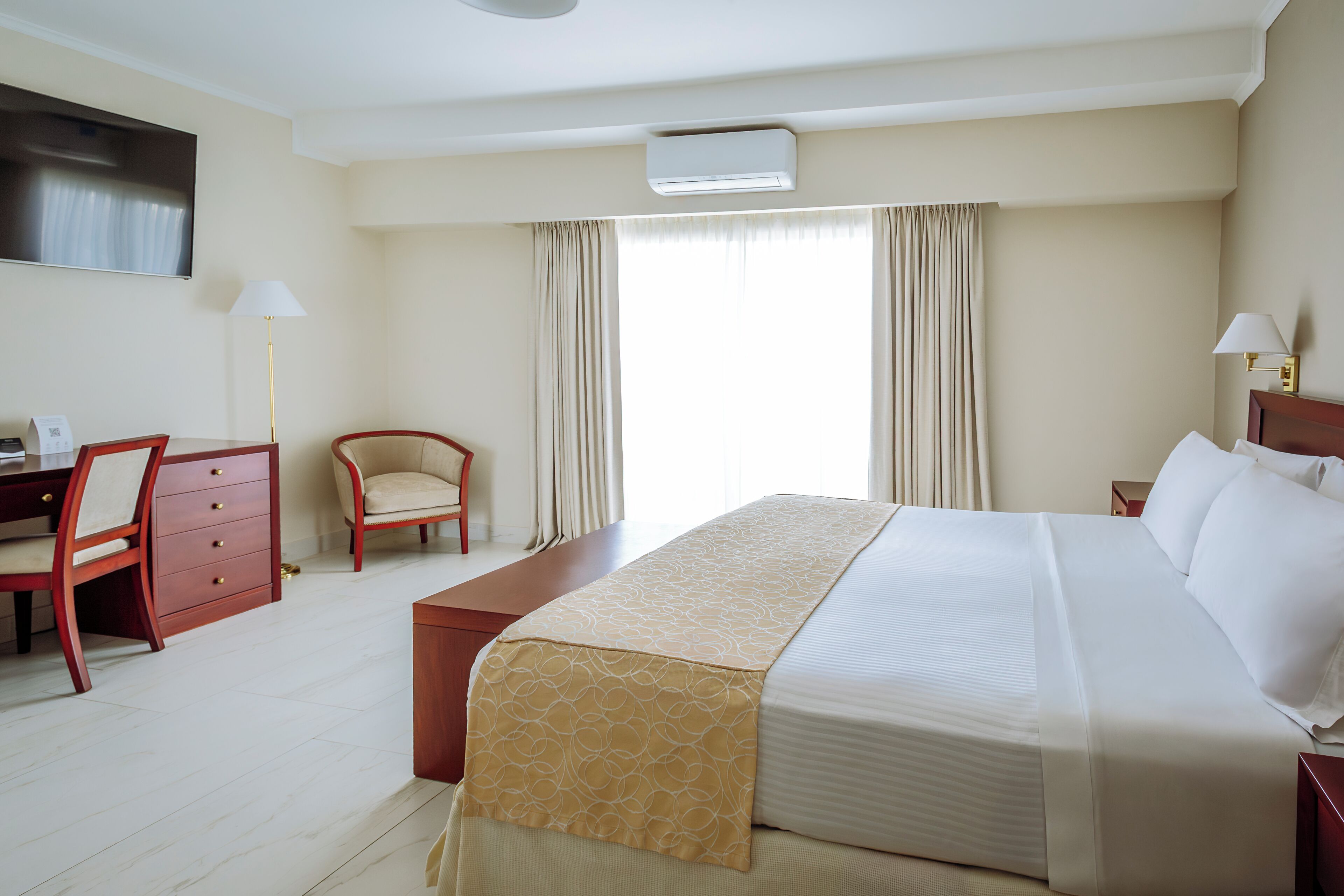 Junior Suite | Coffre-fort, accès au Wi-Fi (inclus), literie fournie