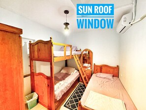 2 soverom, strykejern/-brett og sengetøy