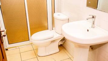 Secadora de cabello, toallas, jabón, papel de baño