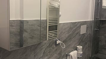 Shower, hair dryer, bidet, towels
