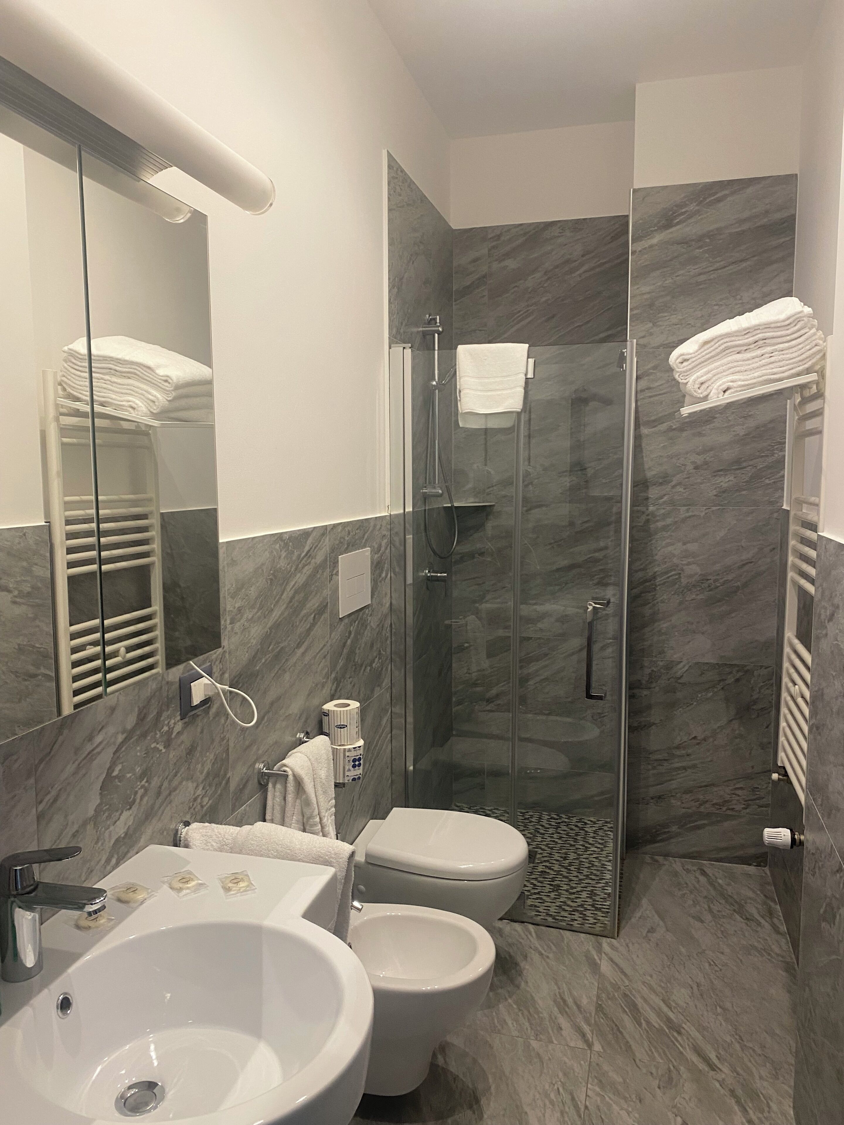 Douche, sèche-cheveux, bidet, serviettes fournies