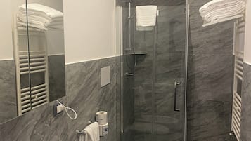 Chuveiro, secador de cabelo, bidê, toalhas de banho