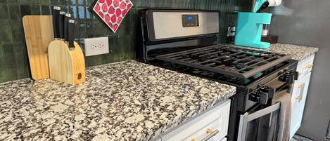 Een microgolfoven, een oven, een kookplaat, een vaatwasser