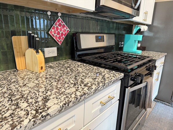 Microondas, horno, parrilla de estufa y lavavajillas