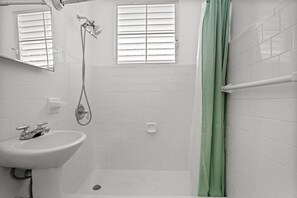 ヘアドライヤー、タオル、石鹸、シャンプー