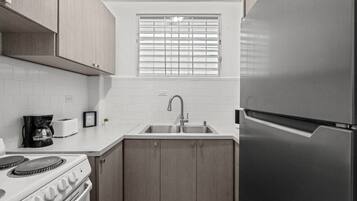 Coffee/tea maker, fridge, microwave, oven