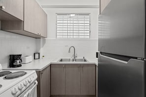 Refrigerador, microondas, horno y parrilla de estufa