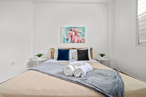 2 室のベッドルーム、デスク、アイロン / アイロン台、旅行用ベビーベッド