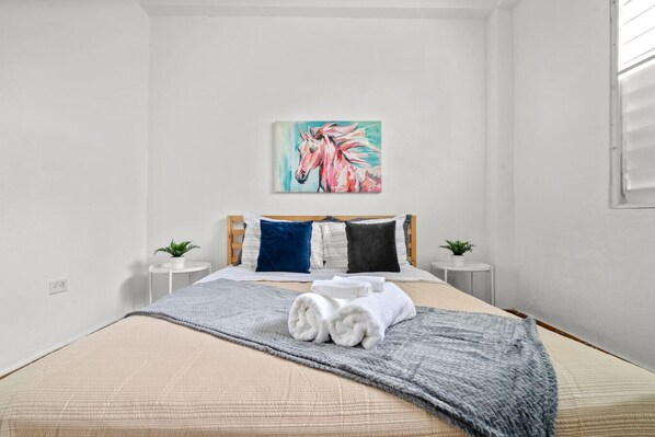 2 chambres, bureau, fer et planche à repasser, lit de bébé portatif
