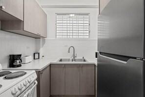 Fridge, microwave, oven, stovetop - The House of Romeo | Stylish Two-Bedroom Escape (San Juan)