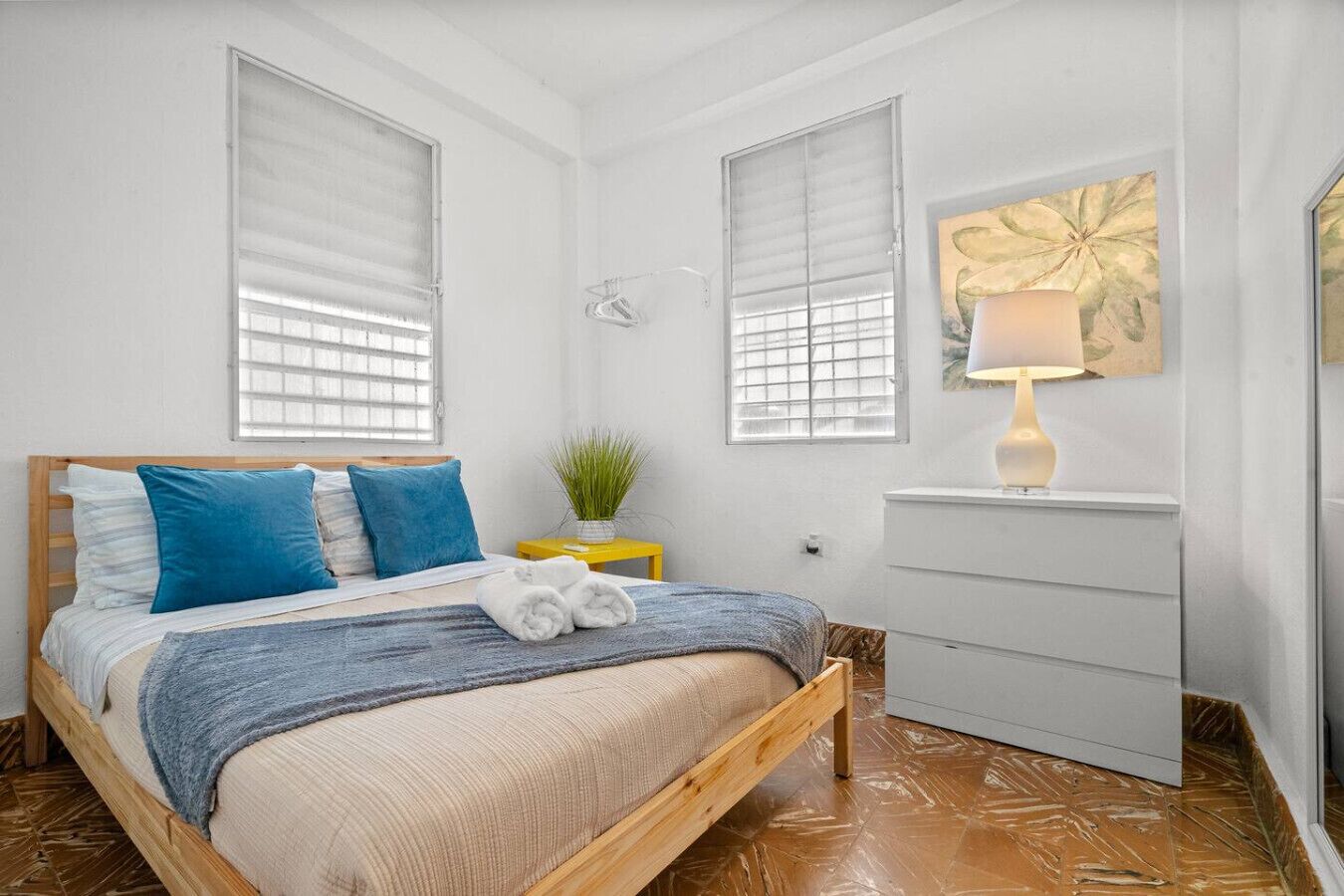 2 habitaciones, escritorio y tabla de planchar con plancha 