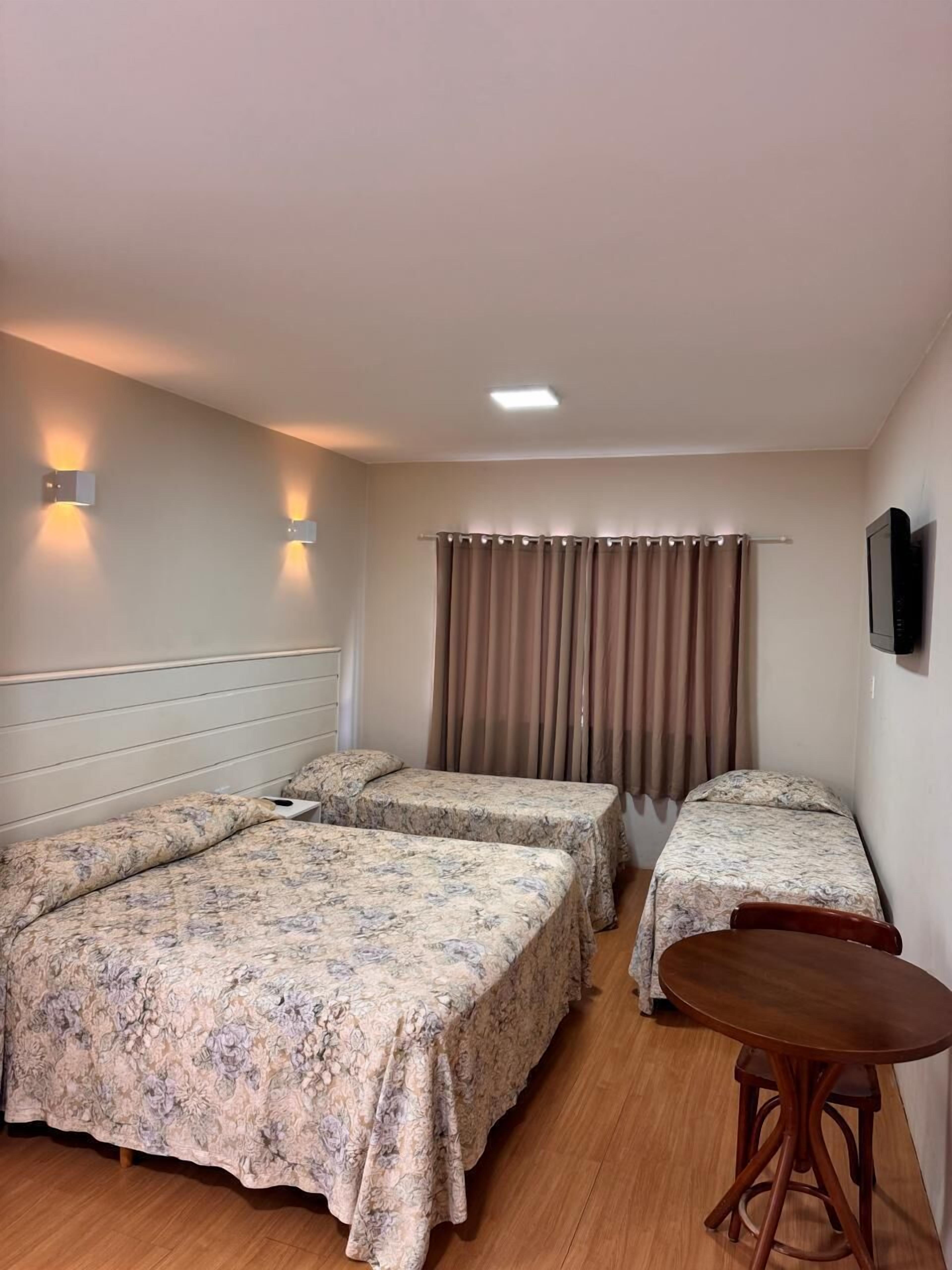 標準四人房 | 書桌、筆電工作空間、免費無線上網