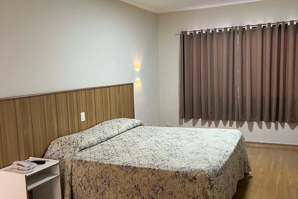 Standard Double Room | Meja, ruang kerja komputer riba, Wi-fi percuma