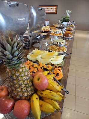 Café da manhã com buffet grátis todos os dias