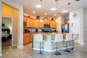 Fridge, microwave, oven, stovetop - Crystal Resort Dream Villa 4 Beds/3 Baths/Priv SPA and Pool/ 9 ppl (Kissimmee)