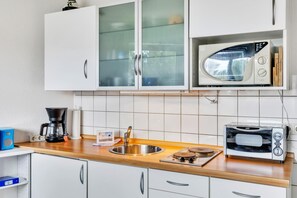 ثلاجة، ميكروويف، ماكينة لصنع القهوة/الشاي، محمصة خبز