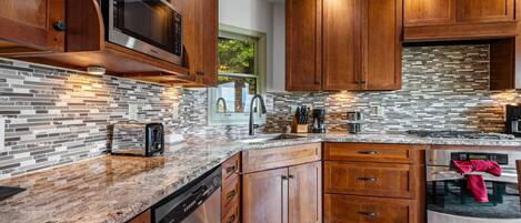 KĂŒhlschrank, Mikrowelle, Ofen, Herdplatte