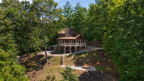 Upscale Cabin with Mountain Views & Starlink Wi-Fi Near Rafting & Blue Ridge!