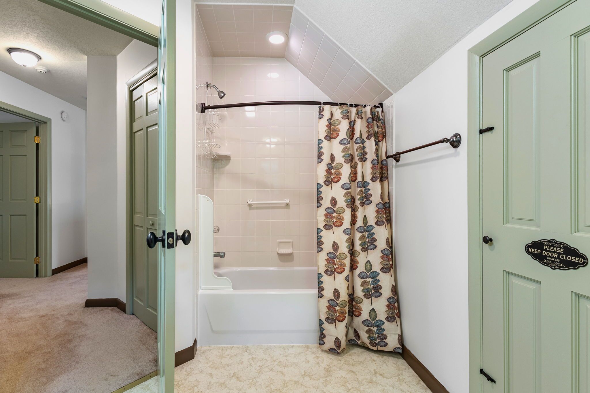 Une salle de bain avec une douche, des toilettes et une baignoire.