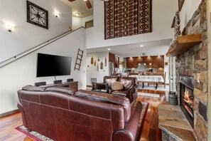 Smart TV, fireplace, stereo - Upscale Cabin with Mountain Views & Starlink Wi-Fi Near Rafting & Blue Ridge! (Murphy)