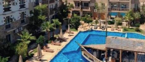 حمام سباحة