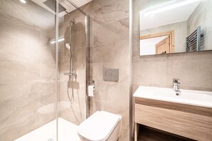 Bathroom - 140m from ski lifts, 1st floor, balcony, parking, tv, 33m², Morzine (Morzine)