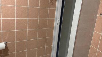 SĂšche-cheveux, serviettes fournies, savon, papier toilette