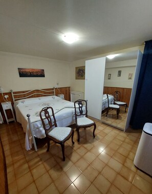 1 habitación, tabla de planchar con plancha, wifi gratis y ropa de cama