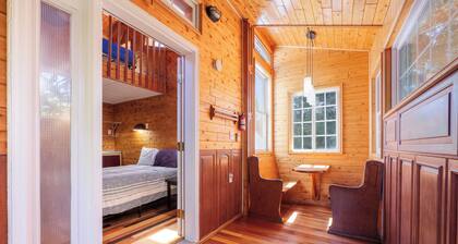 Red Roof Cottage-Sleeps 22 | 5 Mins to Downtown Tobermory!