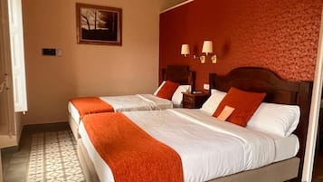 Kolmen hengen comfort-huone, parveke, kaupunkinäköala | Tallelokero huoneessa, työpöytä, pimennysverhot, silitysrauta/-lauta