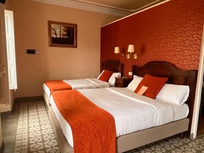 Comfort Triple Room, Balcony, City View - Hotel Noucentista (Sitges)