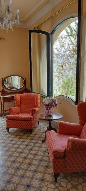 خزنة داخل الغرفة ومكتب وستائر تعتيم وتجهيزات عازلة للصوت
