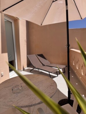 高級雙人房, 露台, 城市景觀 | 客房內保險箱、書桌、遮光布/窗簾、隔音