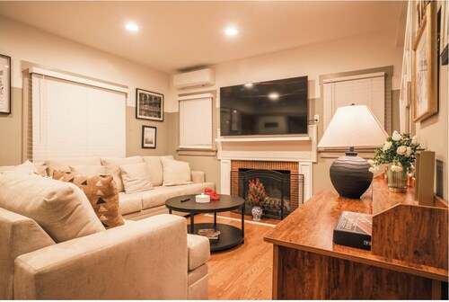 Pasadena 3-BR AC House: Close to Old Town, Rose Bowl & Caltech with king bed!