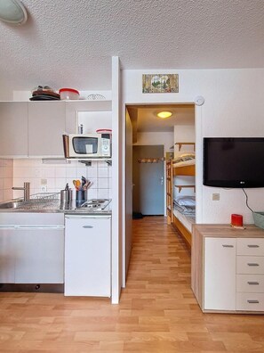 Kühlschrank, Mikrowelle, Wasserkocher mit Kaffee-/Teezubehör, Toaster