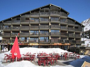 Outdoor dining - Ski-in/ski-out & foot of the slopes, 2nd floor, balcony, ski locker, 17m², Auris en Oisans (Auris)
