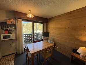 Interior - Ski-in/ski-out & foot of the slopes, 2nd floor, balcony, ski locker, 17m², Auris en Oisans (Auris)