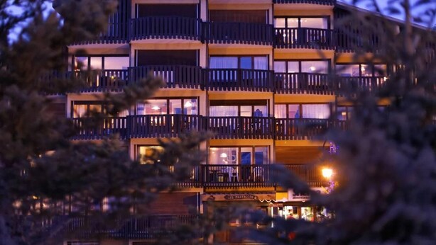 A multi-story hotel with balconies and a ground-level restaurant. - Ski-in/ski-out & foot of the slopes, 2nd floor, balcony, tv, 17m², Auris en Oisans (Auris)