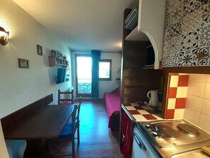 Réfrigérateur, micro-ondes, cafetière/bouilloire, grille-pain