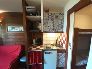 Réfrigérateur, micro-ondes, cafetière/bouilloire, grille-pain