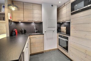 Kühlschrank, Ofen, Geschirrspüler, Wasserkocher mit Kaffee-/Teezubehör