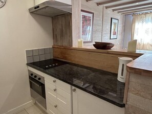 Kühlschrank, Ofen, Geschirrspüler, Wasserkocher mit Kaffee-/Teezubehör