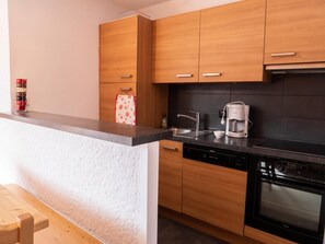 Kühlschrank, Ofen, Geschirrspüler, Wasserkocher mit Kaffee-/Teezubehör