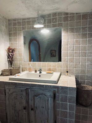 Douche, sèche-cheveux, serviettes fournies, papier toilette