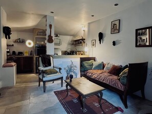 Kamin, Bücher, Stereoanlage