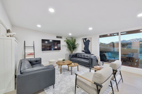 Interior - Charming 4-bedroom house with beautiful landscape, pool, and Mountain View’s (Tucson)