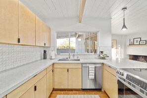 Private kitchen - Charming 4-bedroom house with beautiful landscape, pool, and Mountain View’s (Tucson)