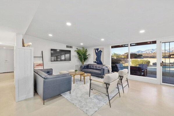 Living area - Charming 4-bedroom house with beautiful landscape, pool, and Mountain View’s (Tucson)