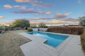 Pool - Charming 4-bedroom house with beautiful landscape, pool, and Mountain View’s (Tucson)