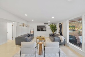 Interior - Charming 4-bedroom house with beautiful landscape, pool, and Mountain View’s (Tucson)